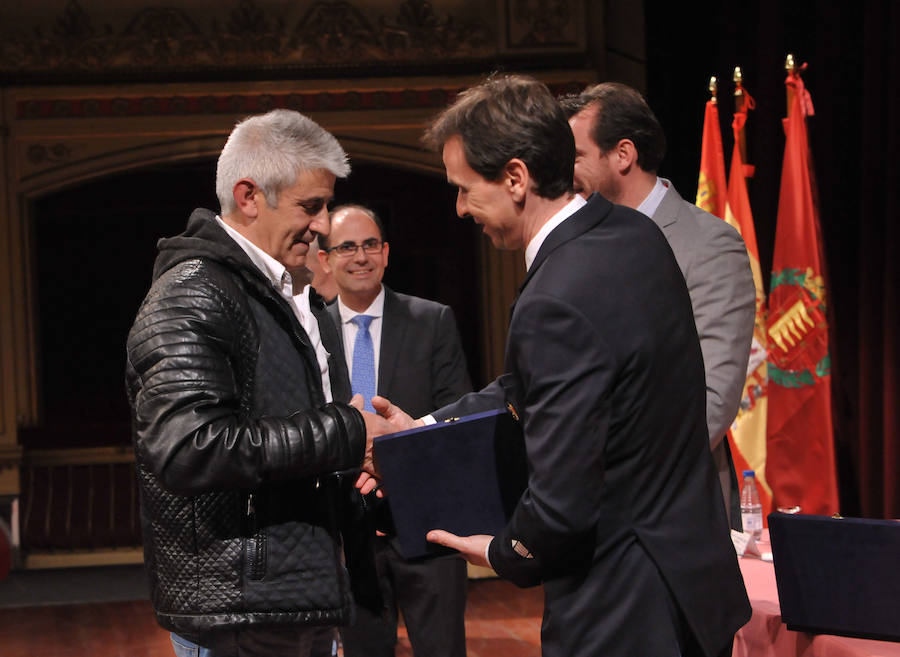 El cuerpo de Bomberos celebró su día grande entre medallas y reivindicaciones. El acto servió como homenaje a los miembros recien jubilados y permitió al jefe del servicio reclamar más plantilla para mantener su alto índicen de rendimiento.