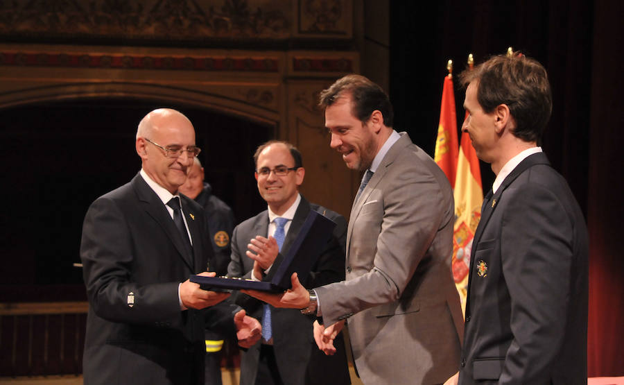 El cuerpo de Bomberos celebró su día grande entre medallas y reivindicaciones. El acto servió como homenaje a los miembros recien jubilados y permitió al jefe del servicio reclamar más plantilla para mantener su alto índicen de rendimiento.