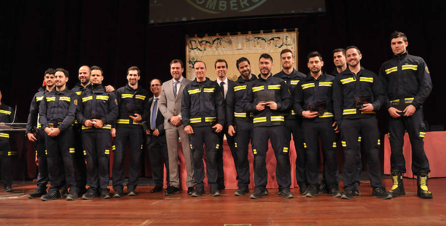 El cuerpo de Bomberos celebró su día grande entre medallas y reivindicaciones. El acto servió como homenaje a los miembros recien jubilados y permitió al jefe del servicio reclamar más plantilla para mantener su alto índicen de rendimiento.