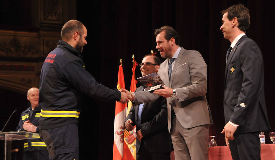 El cuerpo de Bomberos celebró su día grande entre medallas y reivindicaciones. El acto servió como homenaje a los miembros recien jubilados y permitió al jefe del servicio reclamar más plantilla para mantener su alto índicen de rendimiento.