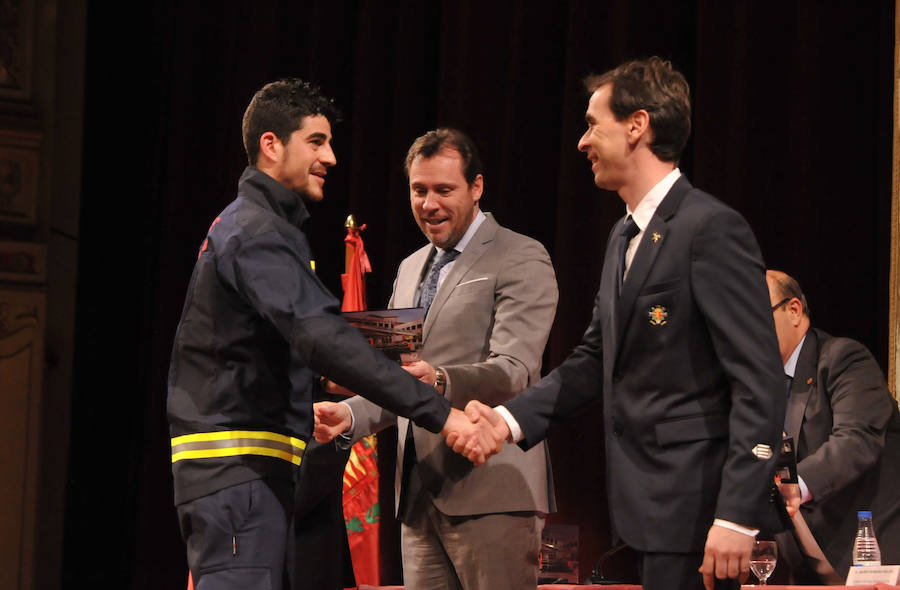 El cuerpo de Bomberos celebró su día grande entre medallas y reivindicaciones. El acto servió como homenaje a los miembros recien jubilados y permitió al jefe del servicio reclamar más plantilla para mantener su alto índicen de rendimiento.