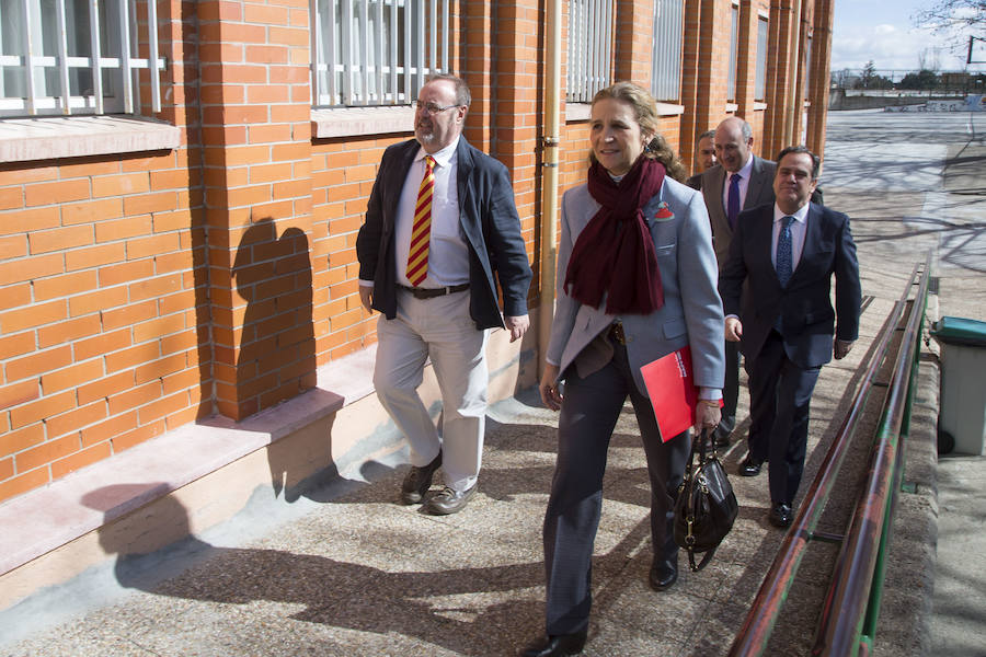 La infanta Elena acude a la presentación del programa educativo Talleres Controla TIC, de la Fundación Mapfre.