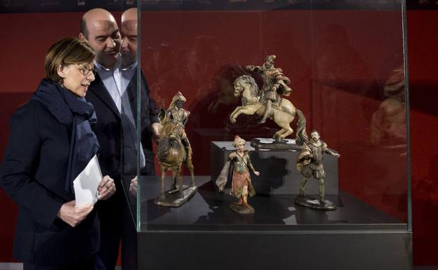 María Bolaños, directora del Museo Nacional de Escultura, y el conservador de la colección Miguel Ángel Marcos, observan cuatro piezas del conjunto escultórico de Luisa Roldán. 