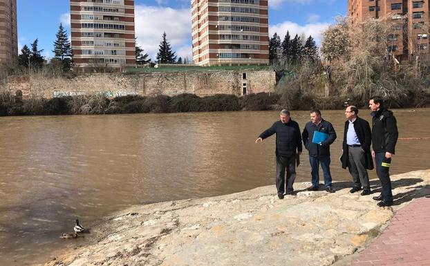 El concejal y los ténicos en el embarcadero de las Moreras. El Norte