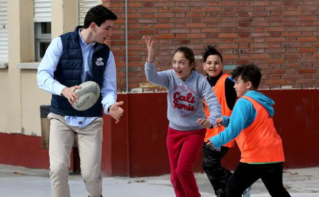 Carlos Valentín-Gamazo juega con tres niños. 