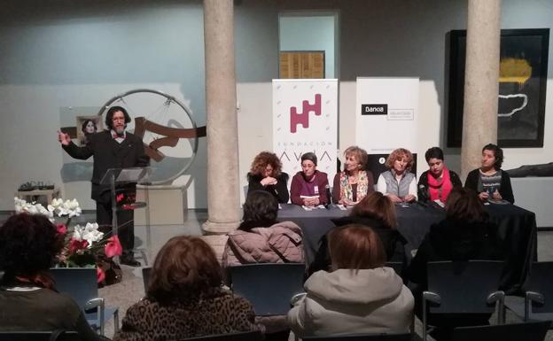 Mesa redonda donde seis mujer y una silla vacía han representado a diferentes estratos de la sociedad. 