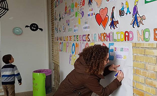 Una docente participa en el Concurso Escolar de la ONCE. 