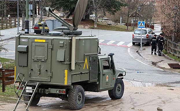 Equipos de la Unidad Militar de Emergencias (UME), este martes en el Real Sitio.