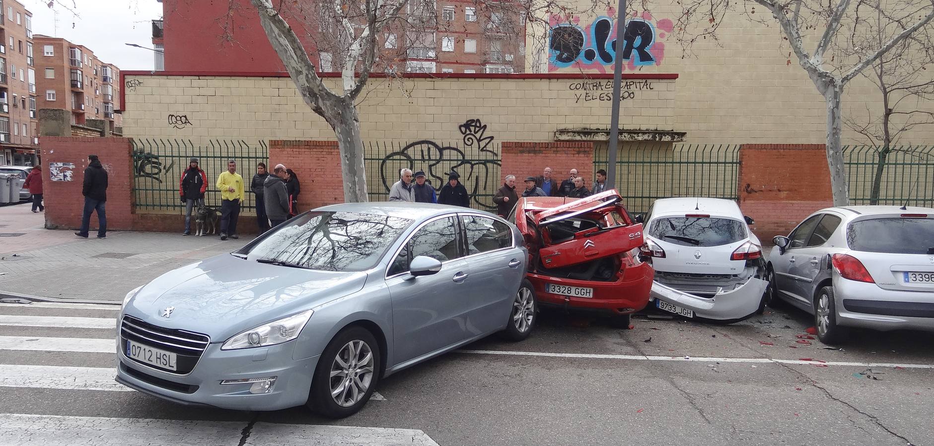 Una ambulancia ha chocado con un vehículo, y este tras el impacto, se ha empotrado contra varios coches que estaban estacionados