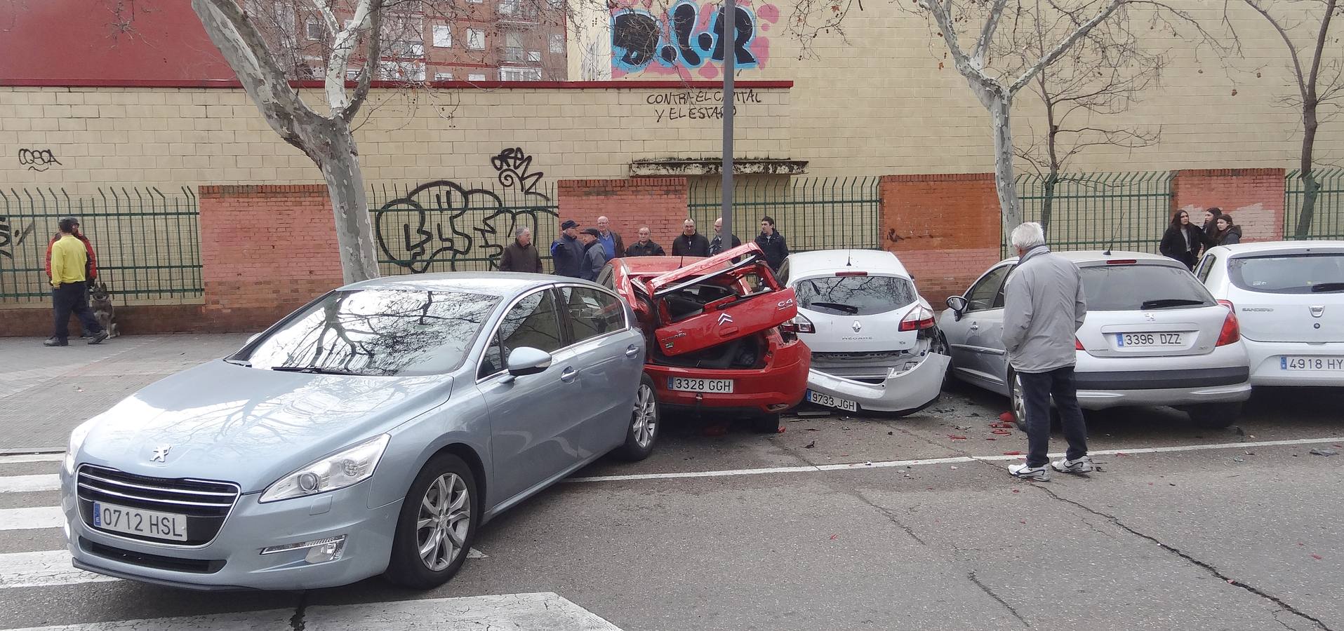 Una ambulancia ha chocado con un vehículo, y este tras el impacto, se ha empotrado contra varios coches que estaban estacionados