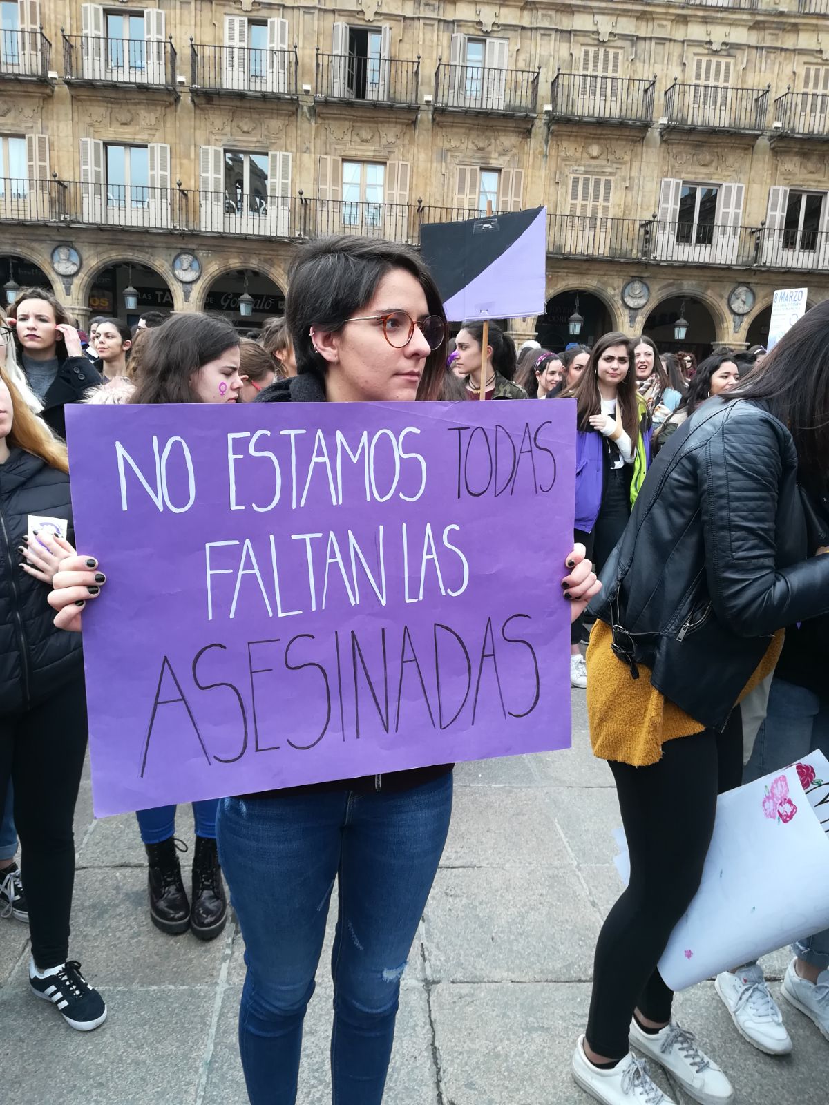 Unas 3.000 de personas se concentran en la Plaza Mayor convocadas por los sindicatos a la espera de la manifestación de las asociaciones feministas de esta tarde