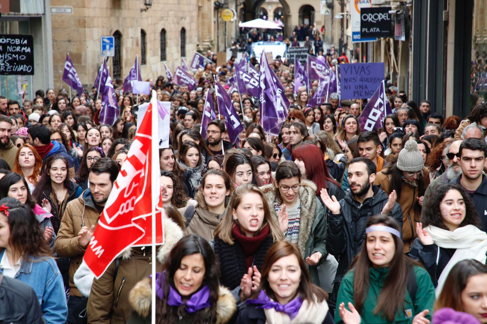 Unas 3.000 de personas se concentran en la Plaza Mayor convocadas por los sindicatos a la espera de la manifestación de las asociaciones feministas de esta tarde