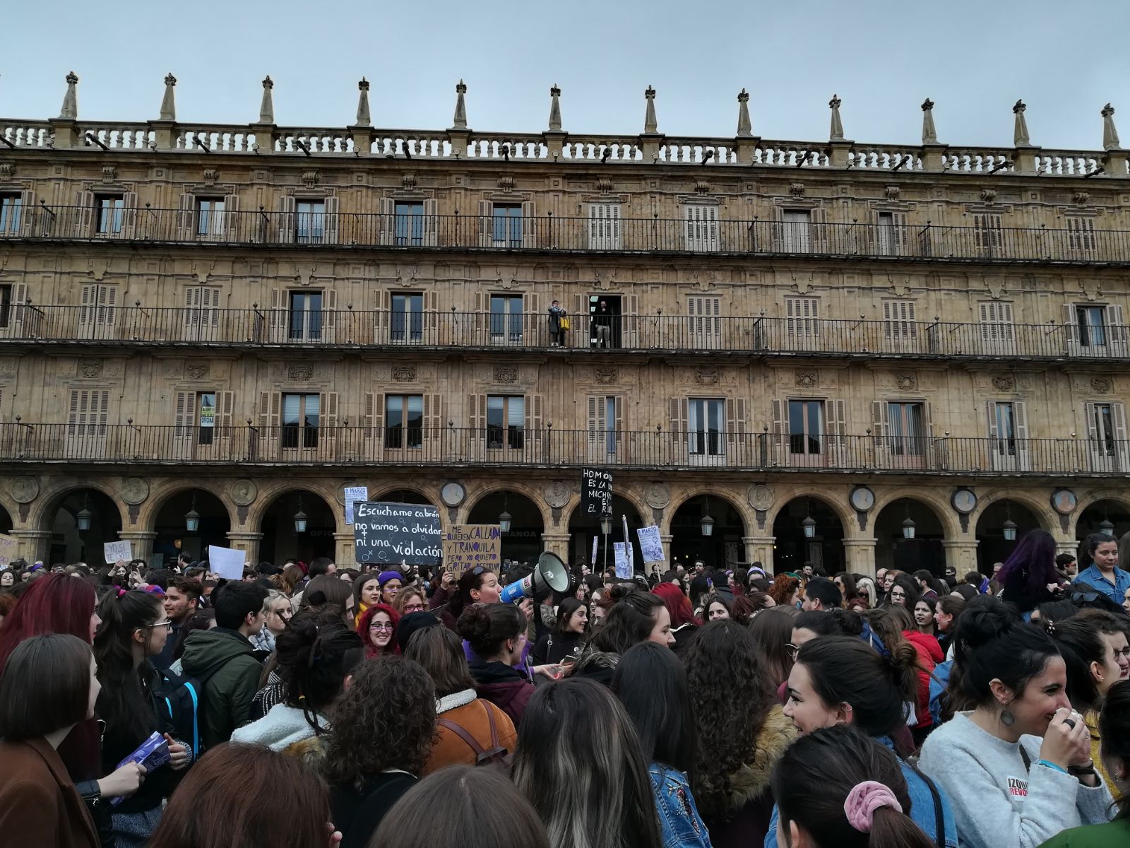 Unas 3.000 de personas se concentran en la Plaza Mayor convocadas por los sindicatos a la espera de la manifestación de las asociaciones feministas de esta tarde