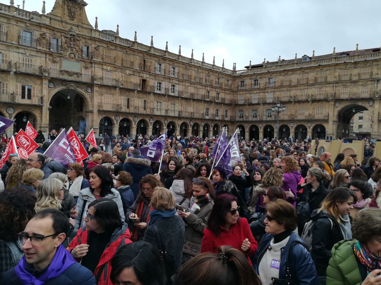 Unas 3.000 de personas se concentran en la Plaza Mayor convocadas por los sindicatos a la espera de la manifestación de las asociaciones feministas de esta tarde