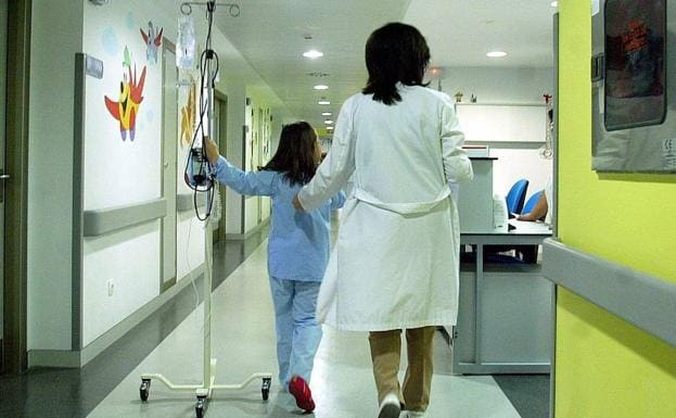 Una enfermera acompaña a una paciente en el Hospital de Segovia. 