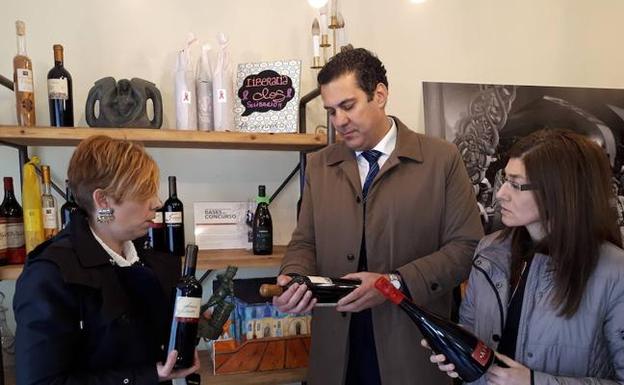 Visita del delegado de la Junta a Liberalia en el Día de la Mujer