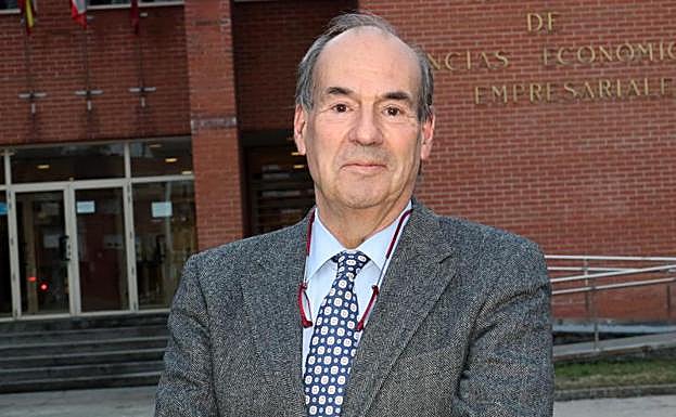 Ángel Marina, ante su Facultad. 