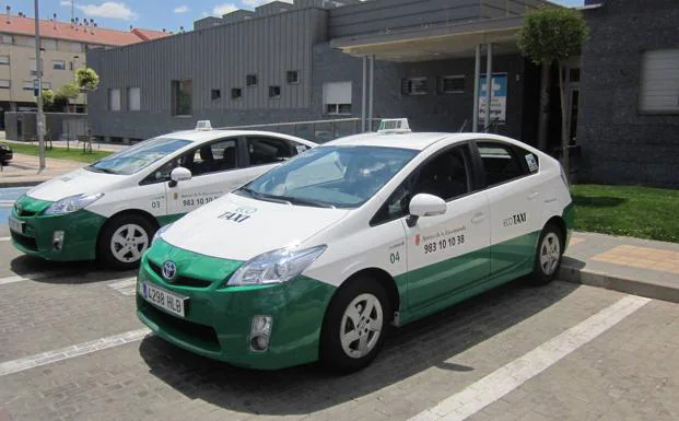 Taxis de Arroyo, en una parada del municipio arroyano.