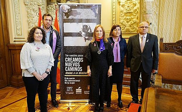 Cristina Pérez y Henar Sastre, acompañadas del alcalde y la concejala.