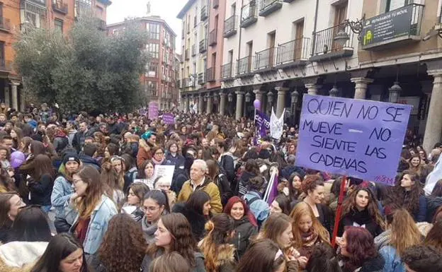 Estudiantes se manifiestan en la Plaza de Fuente Dorada en el Día de la Mujer. 