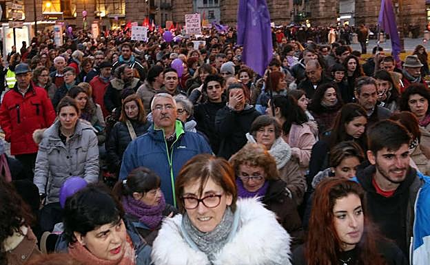 Multitud de personas en la manifestación de este jueves en Segovia. 