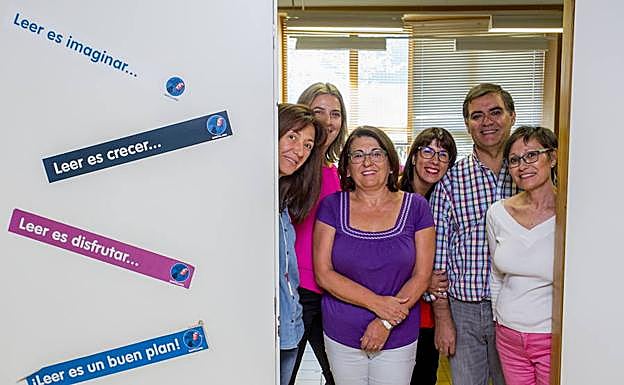 Los responsables del proyecto educativo del centro galardonado.