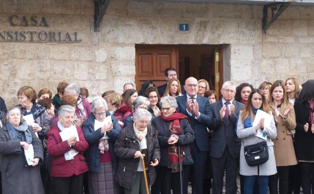 Galería. El presidente de la Diputación y el alcalde de Villanubla, durante el acto.