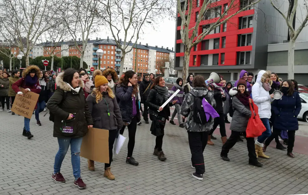 Las manifestantes celebran la liberación de las dos compañeras