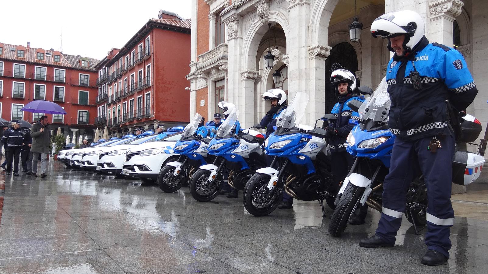 Seis nuevos coches policiales y diecinueve motocicletas que contribuyen a la renovación de la flota, que alivia así su antigüedad