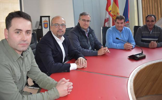 Encuentro ayer entre representantes de Guijuelo y de Jabugo en el Ayuntamiento de la villa. 