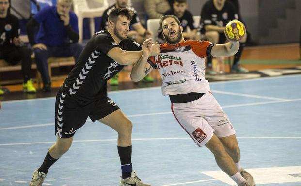 Llopis recibe la presión de un contrario.