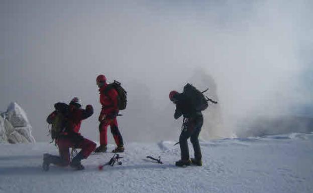 Un equipo de rescate en 2006 en el norte de la Sierra de Gredos.