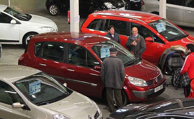 Varias personas se interesan por el mismo vehículo en Feriauto. 