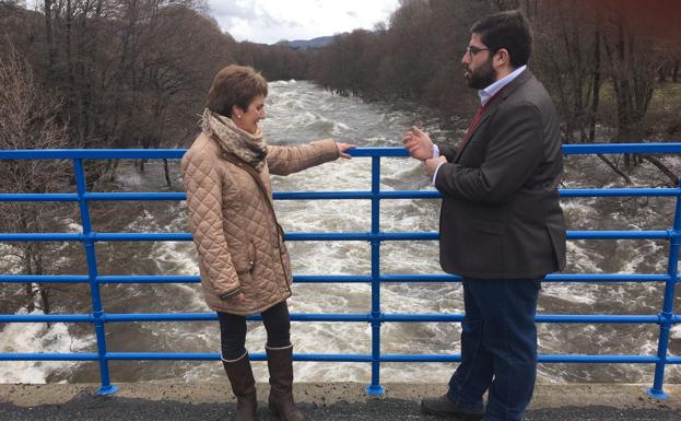 El presidente de la Diputación de Ávila junto a la alcaldesa de Bohoyo, pendientes del cauce del Tormes. 