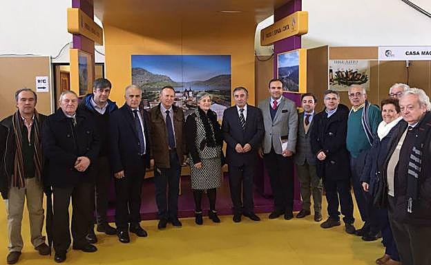 Autoridades portuguesas y españolas recorrieron ayer los diferentes expositores de la Feria Transfronteriza de Freixo de Espada à Cinta. 