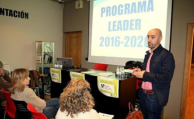 El gerente de ADRI Cerrato Palentino, Miguel Portillo, explica los programas. 