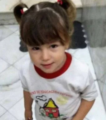 Lucía Vivar, tres años.