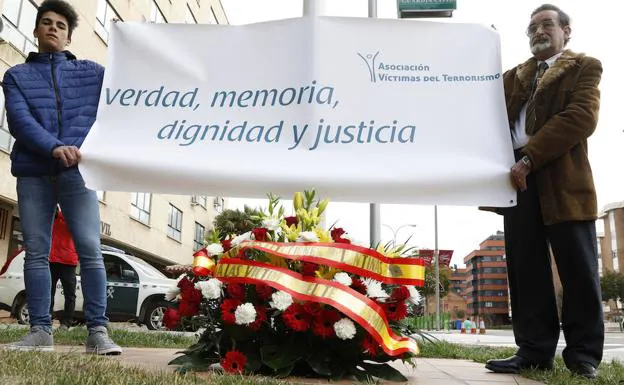 Ofrenda floral dedicada por la AVT a las víctimas del terrorismo. 
