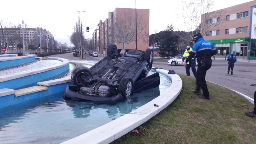 El coche volcado en el interior de la fuente. 