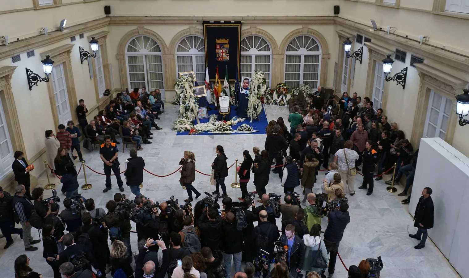 Centenares de personas se acercan al Patio de Luces de la Diputación de Almería para mostrar su respeto y despedir al menor