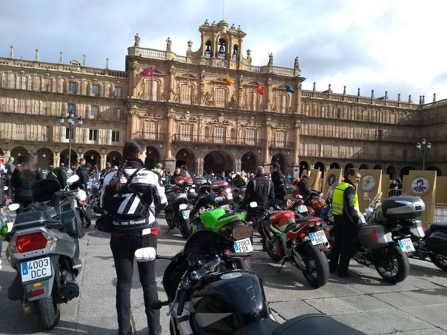 Decenas de aficionados al motociclismo se reunieron en la Plaza Mayor de Salamanca para comenzar la ruta de 203 kilómetros