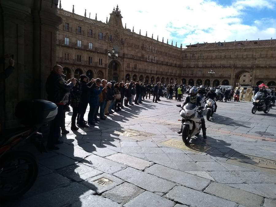 Decenas de aficionados al motociclismo se reunieron en la Plaza Mayor de Salamanca para comenzar la ruta de 203 kilómetros