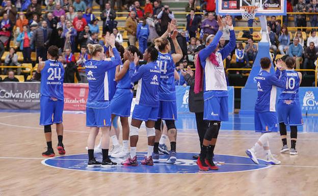 Las jugadoras de A venida celebran la victoria del domingo ante el Mann Flter. 