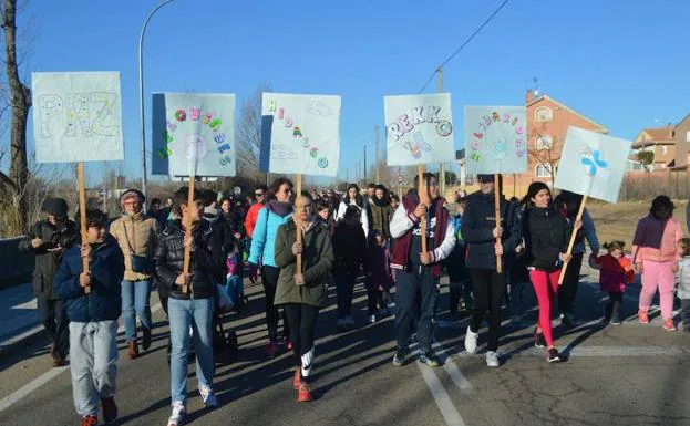 Estudiantes del CEIP Melquíades Hidalgo, durante la marcha solidaria a favor de la escuela Rekko.