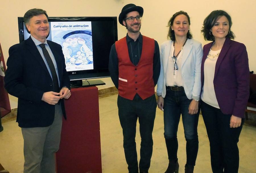 El presidente de la Diputación, Francisco Vázquez; Sergio Artero, de la compalía Poenanos y Multiveros; la técnico Cristina Gil Suárez; y la diputada Sara Dueñas, durante la presentación de la campaña.