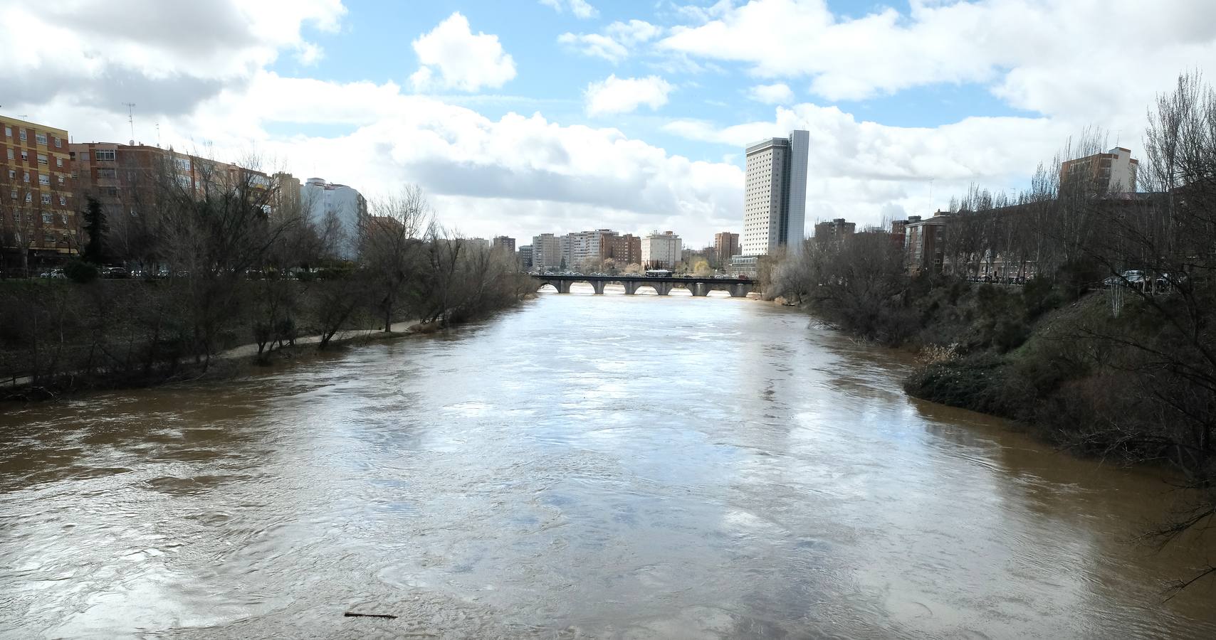 El río a su paso por la capital vallisoletana cubría ayer los paseos inferiores entre los puentes Mayor y de Poniente