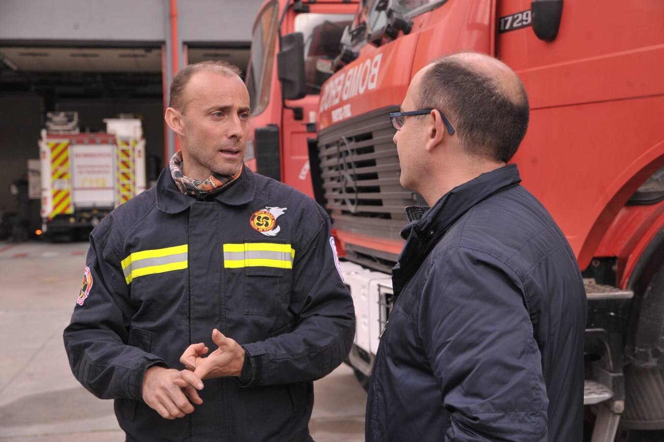 La cesión consta de dos vehículos de más de veinte años de antigüedad, un todoterreno y un camión autobomba, y varias herramientas de rescate para que la ONG 'Bomberos Acción Norte' pueda realizar actividades en los campos de refugiados del Sáhara