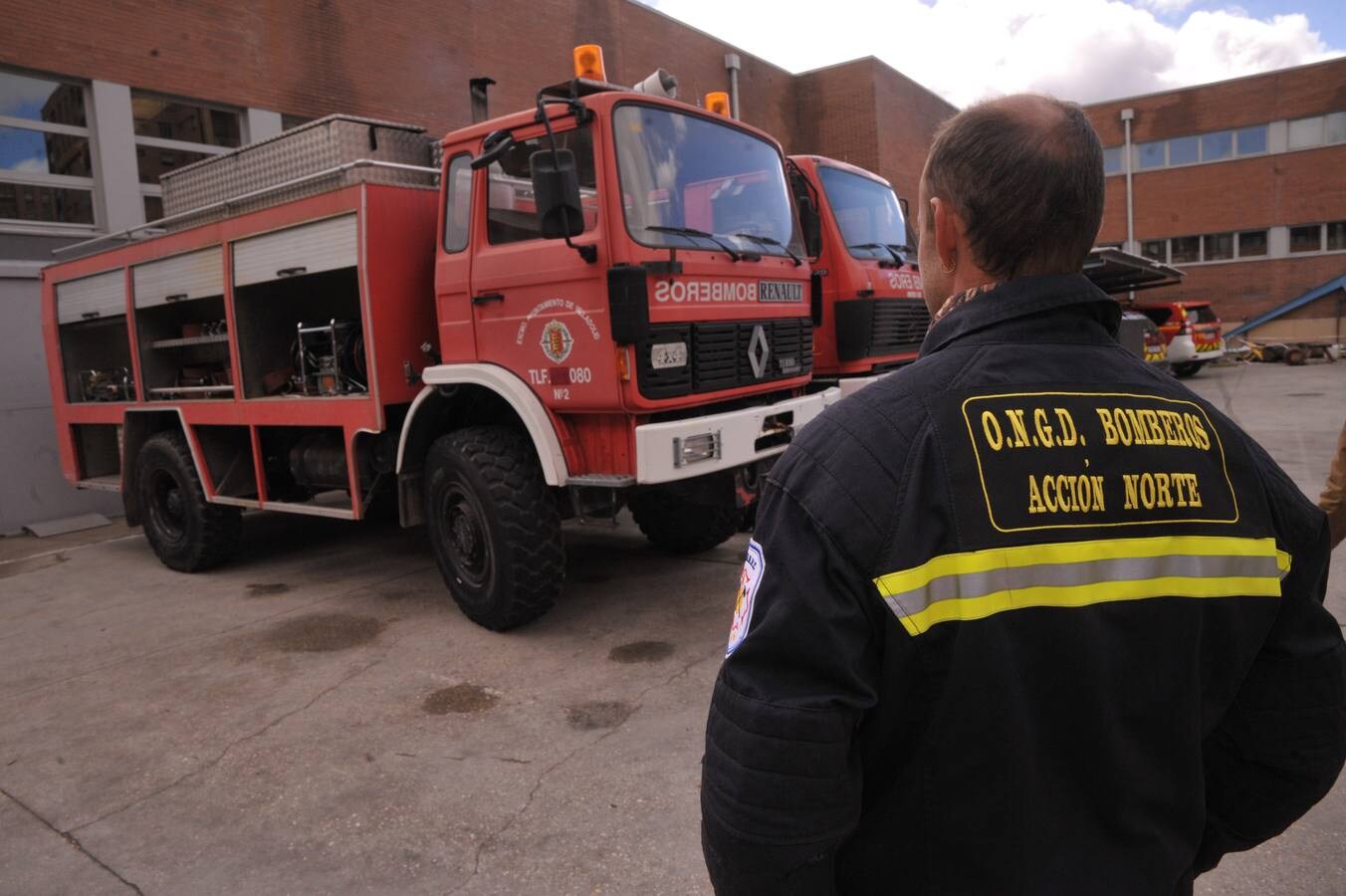 La cesión consta de dos vehículos de más de veinte años de antigüedad, un todoterreno y un camión autobomba, y varias herramientas de rescate para que la ONG 'Bomberos Acción Norte' pueda realizar actividades en los campos de refugiados del Sáhara