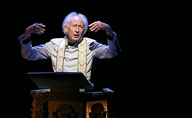 Boadella, en el púlpito que saca a escena en su obra 'El sermón del bufón'. 