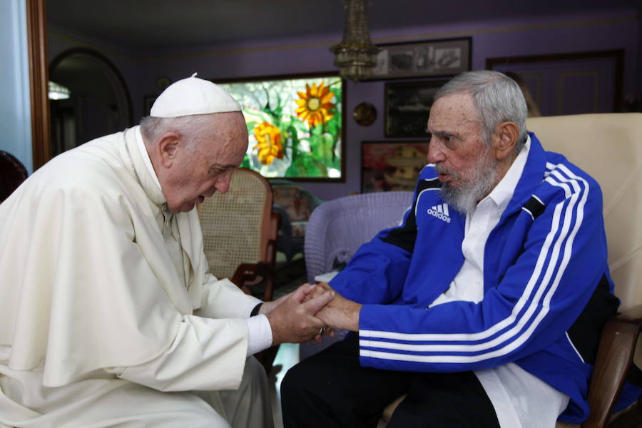 Fotografia facilitada por Cubadebate del encuentro que el papa Francisco y el expresidente cubano Fidel Castro, de 89 años y retirado del poder en 2006, celebraron ayer en La Habana (Cuba) después de que el pontífice oficiara una misa multitudinaria en la emblemática Plaza de la Revolución ante unas 200.000 personas, según datos oficiales.